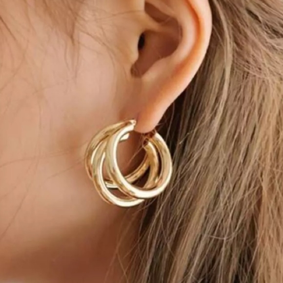 NWOT **18K yellow gold Triple Layer Hoop earrings - Picture 3 of 6